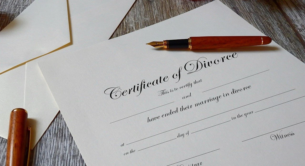 Illustrative divorce certificate with pen and envelope for divorce certificate attestation in pakistan